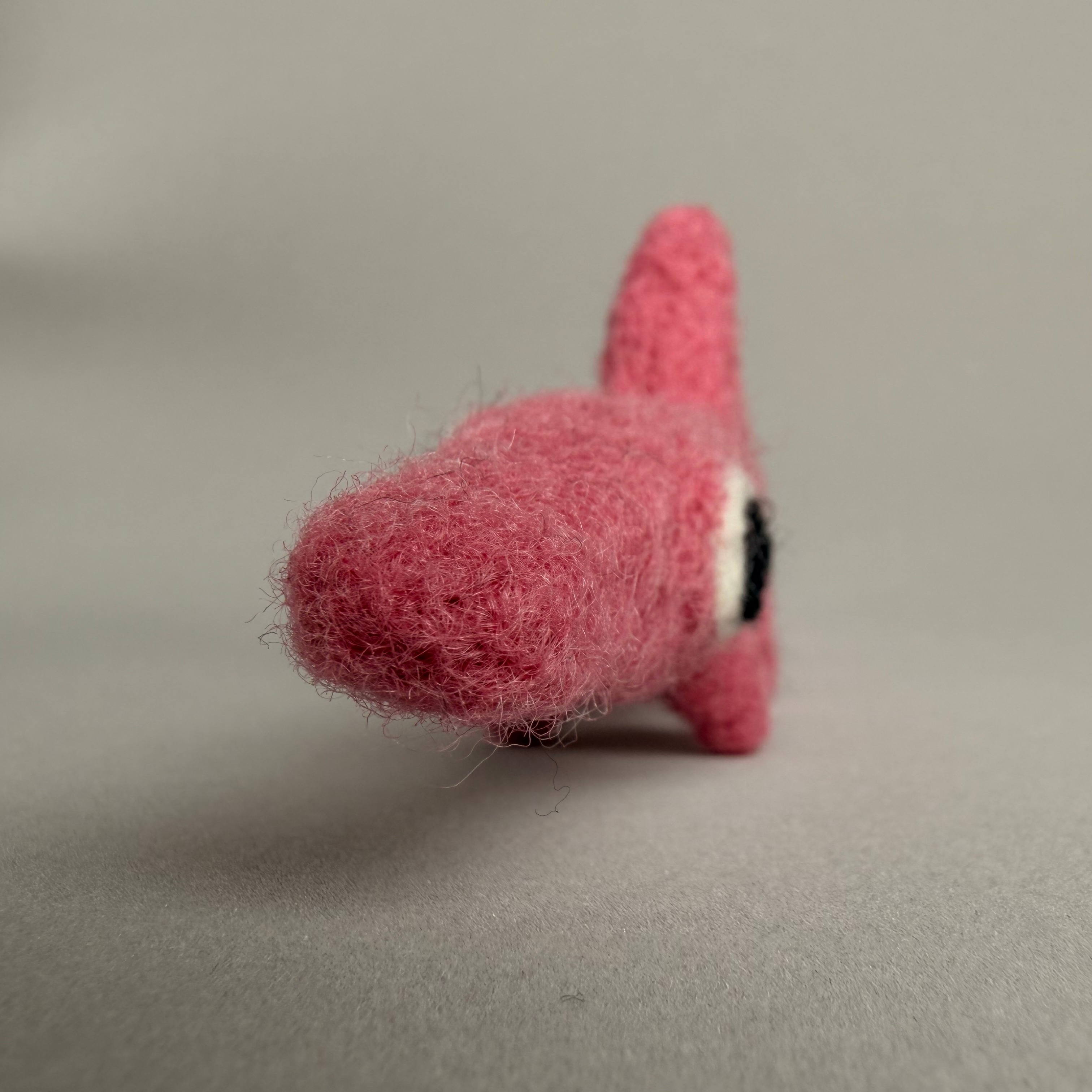 frontales Bild eines nadelgefilzten Fantasiefisches